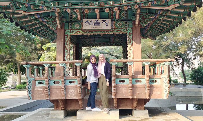  
Korea.net Honorary Reporters Menna Allah Muhammad (left) and Nada Taher pose for a photo at the Korean House in Egypt. (Menna Allah Muhammad and Nada Taher) 
